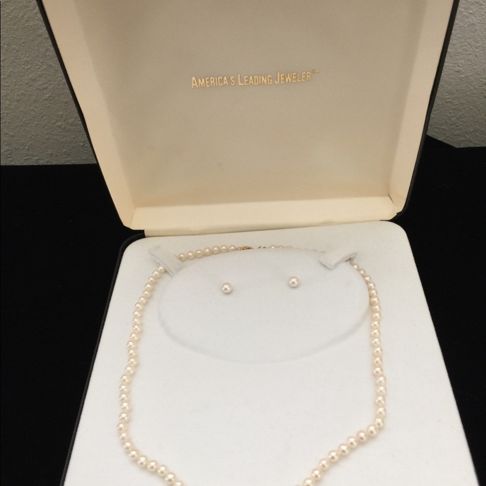 Americas Leader Pearl 17 in necklace w/ matching stud earrings EUC